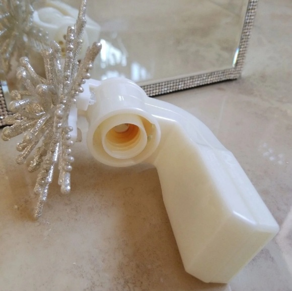 SALE! Bath & Bodyworks Snowflake Diffuser Plug - Picture 2 of 3